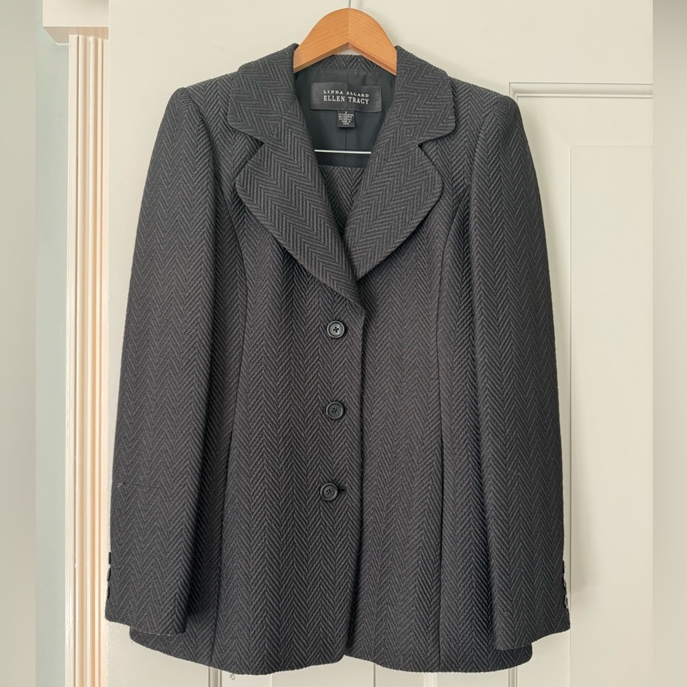 Beautiful Ellen Tracy Herringbone Grey Suit (Jacket and Skirt). Size 2.